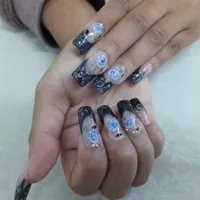 img of Uñas acrílicas: Técnica Francesa en Reversa