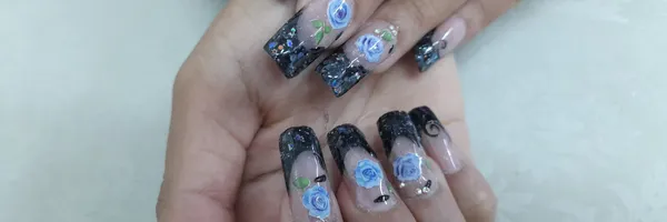 img of Uñas acrílicas: Técnica Francesa en Reversa
