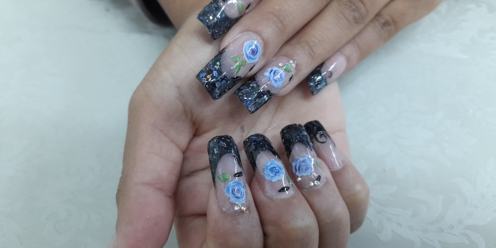 img of Uñas acrílicas: Técnica Francesa en Reversa