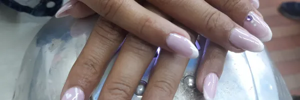 img of Uñas acrílicas: Técnica con tips
