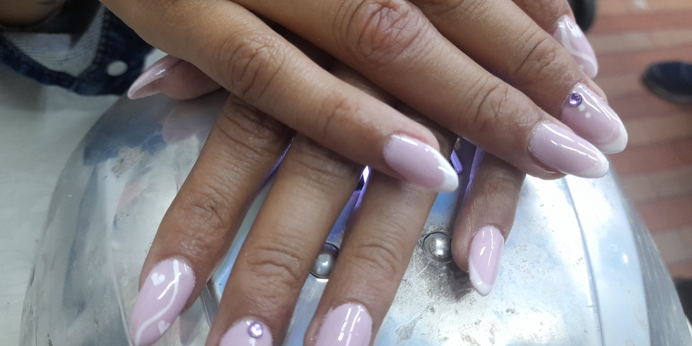 img of Uñas acrílicas: Técnica con tips