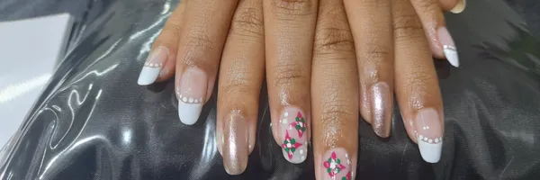 img of Uñas acrílicas: Técnica Francesa en Reversa