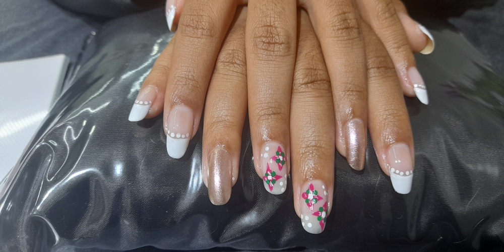 img of Uñas acrílicas: Técnica Francesa en Reversa