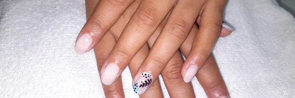 img of Uñas acrílicas: Técnica Francesa en Reversa