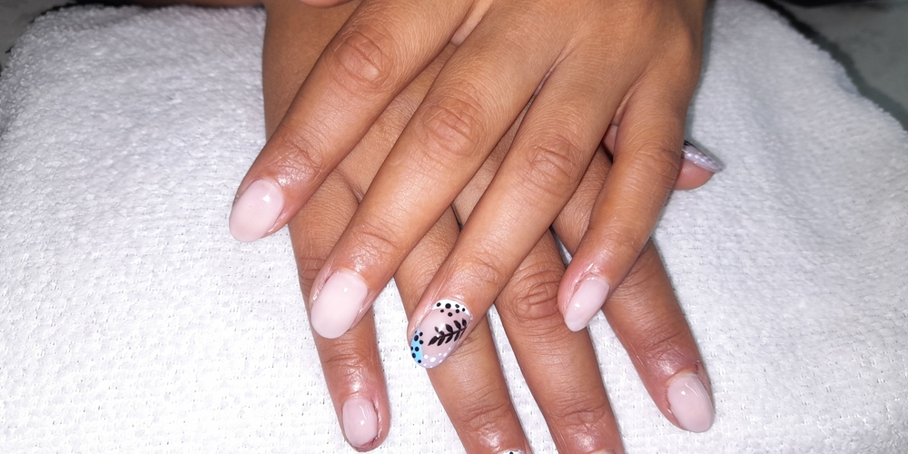 img of Uñas acrílicas: Técnica Francesa en Reversa