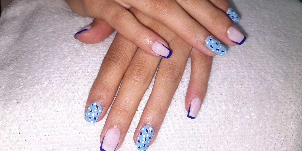 img of Uñas acrílicas: Técnica Francesa en Reversa