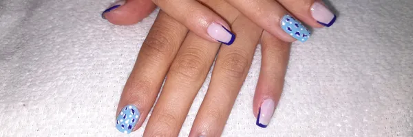 img of Uñas acrílicas: Técnica Francesa en Reversa