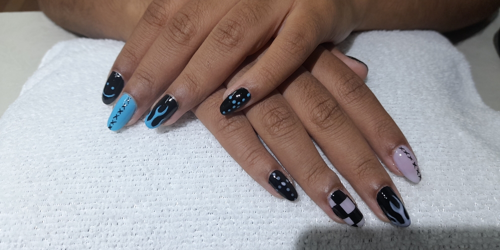 img of Uñas acrílicas: Técnica Francesa en Reversa