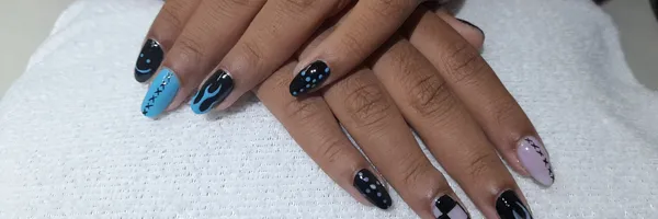 img of Uñas acrílicas: Técnica Francesa en Reversa