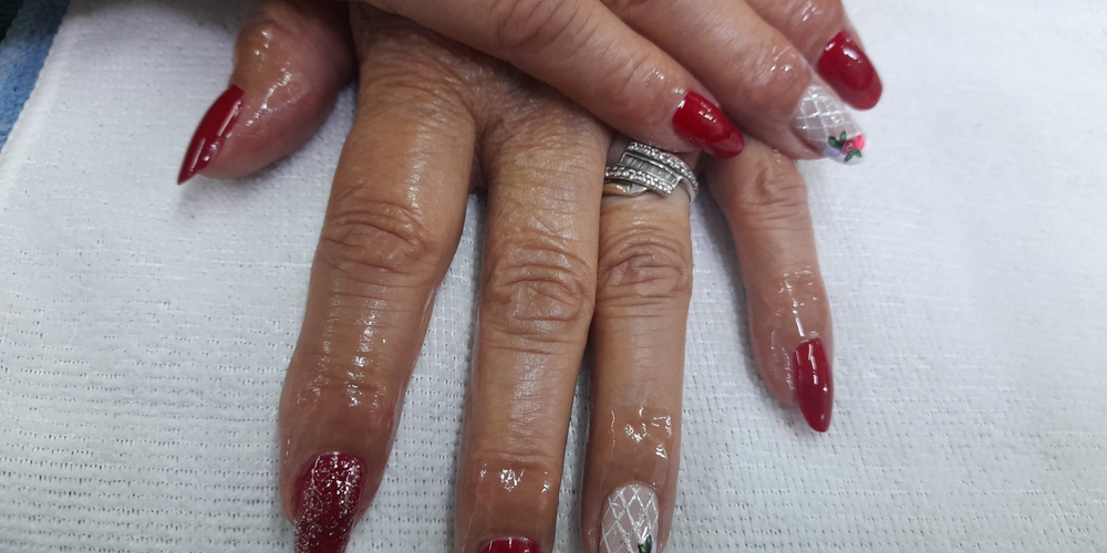 img of Uñas acrílicas: Técnica Francesa en Reversa
