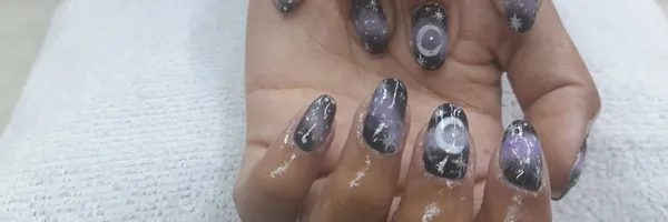 img of Uñas acrílicas: Técnica Francesa en Reversa