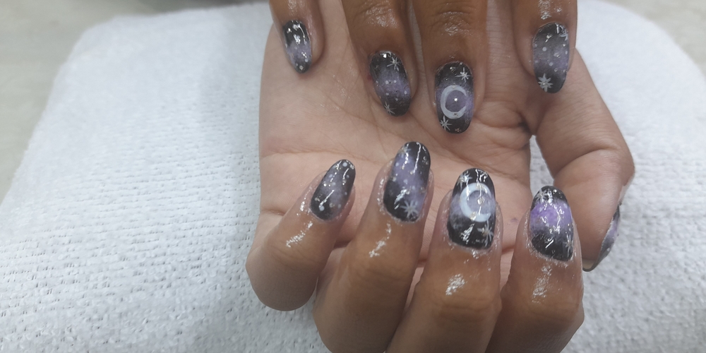 img of Uñas acrílicas: Técnica Francesa en Reversa