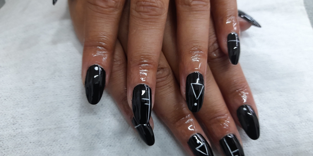 img of Uñas acrílicas: Técnica Francesa en Reversa