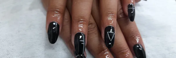 img of Uñas acrílicas: Técnica Francesa en Reversa