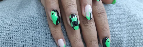 img of Uñas acrílicas: Técnica Francesa en Reversa