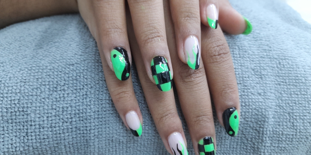 img of Uñas acrílicas: Técnica Francesa en Reversa