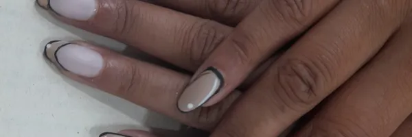 img of Uñas acrílicas: Técnica Francesa en Reversa