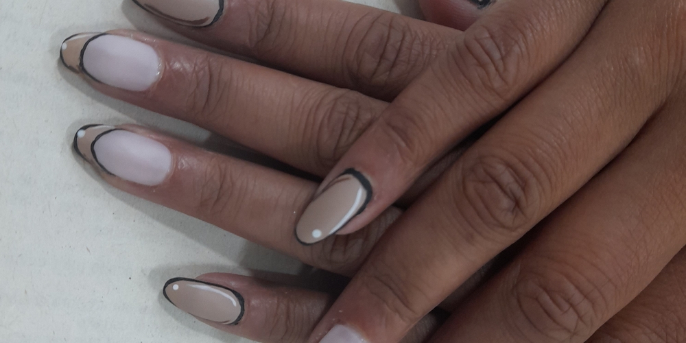 img of Uñas acrílicas: Técnica Francesa en Reversa