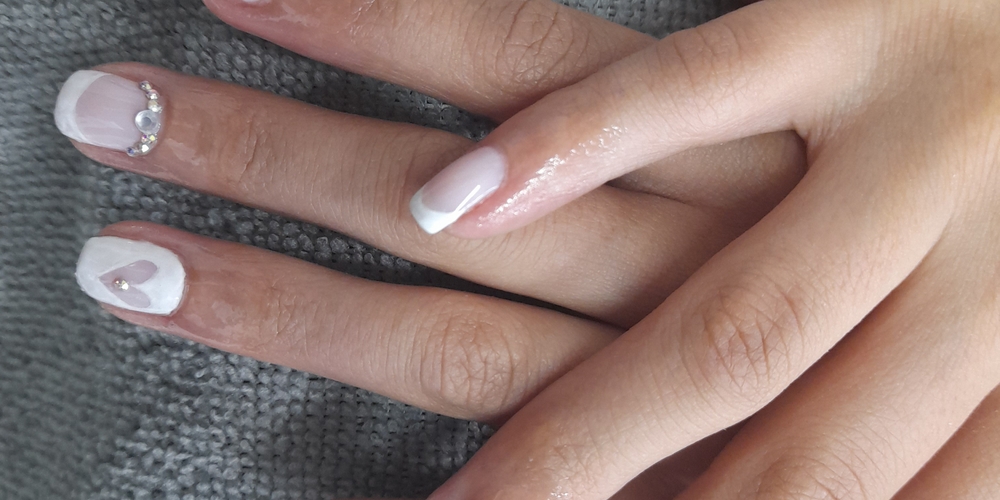 img of Uñas acrílicas: Técnica Francesa en Reversa
