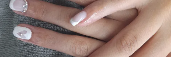 img of Uñas acrílicas: Técnica Francesa en Reversa