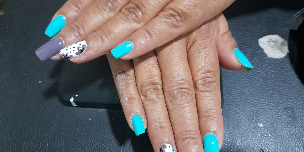 img of Uñas acrílicas: Técnica Francesa en Reversa