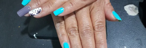 img of Uñas acrílicas: Técnica Francesa en Reversa