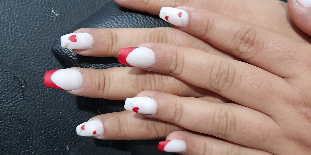 img of Uñas acrílicas: Técnica Francesa en Reversa