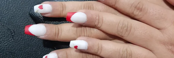 img of Uñas acrílicas: Técnica Francesa en Reversa
