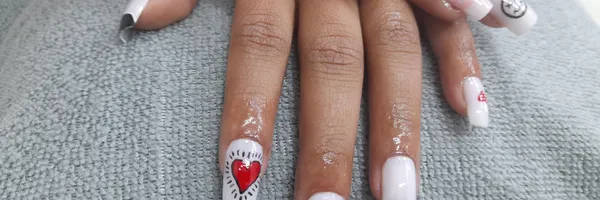 img of Uñas acrílicas: Técnica Francesa en Reversa