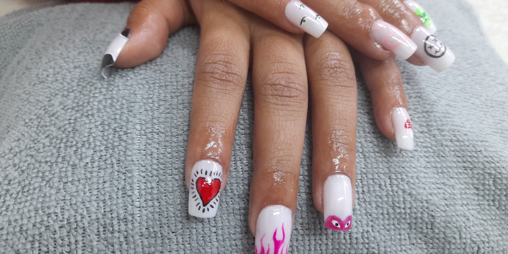 img of Uñas acrílicas: Técnica Francesa en Reversa