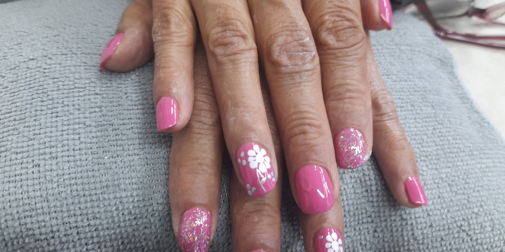 img of Uñas acrílicas: Técnica Francesa en Reversa