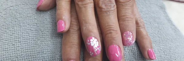 img of Uñas acrílicas: Técnica Francesa en Reversa