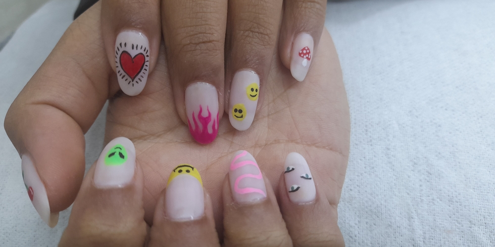 img of Uñas acrílicas: Técnica Francesa en Reversa