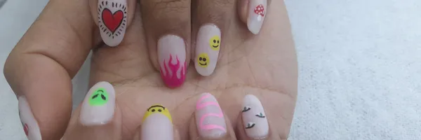 img of Uñas acrílicas: Técnica Francesa en Reversa