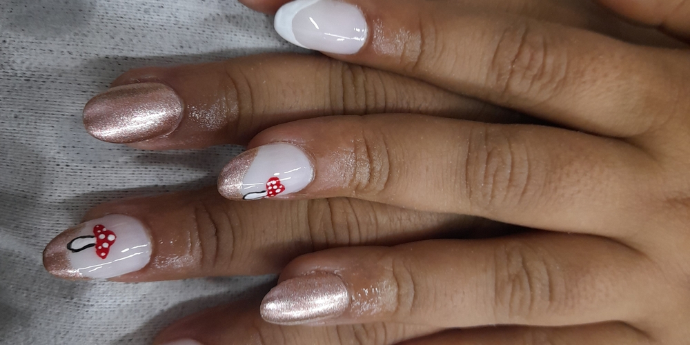 img of Uñas acrílicas: Técnica Francesa en Reversa