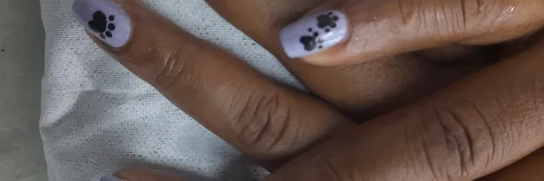 img of Uñas acrílicas: Técnica Francesa en Reversa