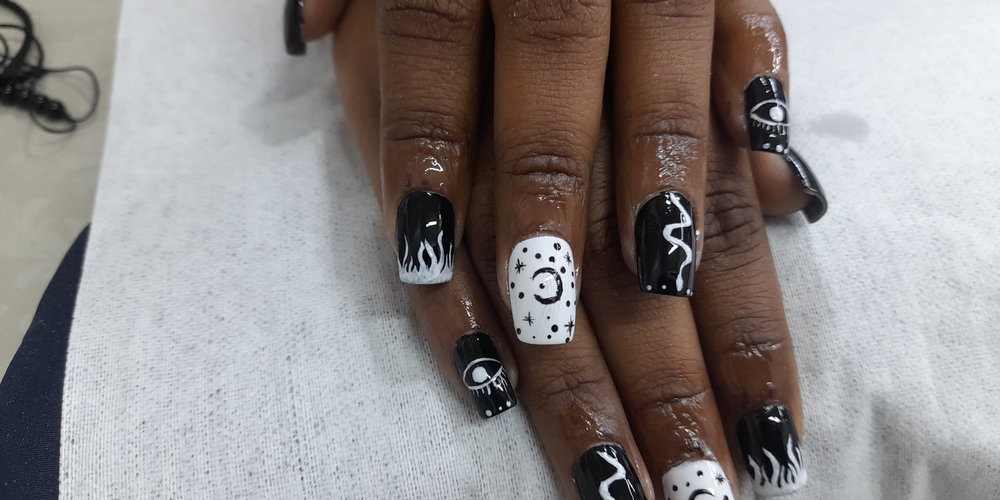 img of Uñas acrílicas: Técnica Francesa en Reversa