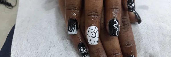 img of Uñas acrílicas: Técnica Francesa en Reversa