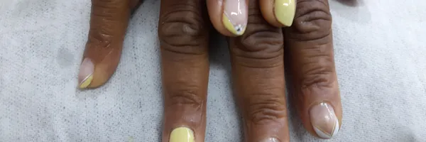 img of Uñas acrílicas: Técnica Francesa en Reversa