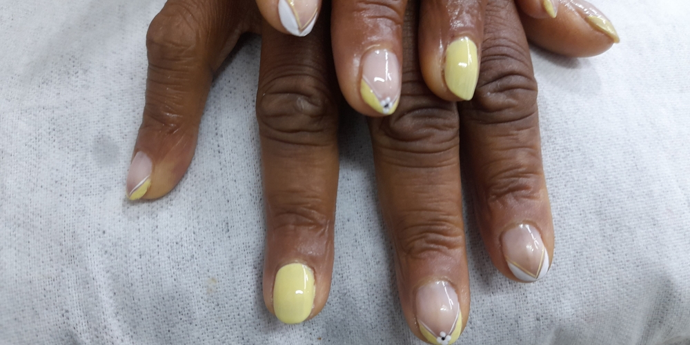 img of Uñas acrílicas: Técnica Francesa en Reversa