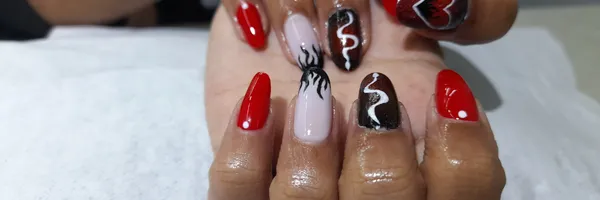 img of Uñas acrílicas: Técnica Francesa en Reversa