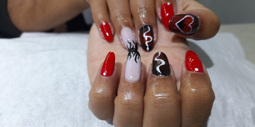 img of Uñas acrílicas: Técnica Francesa en Reversa