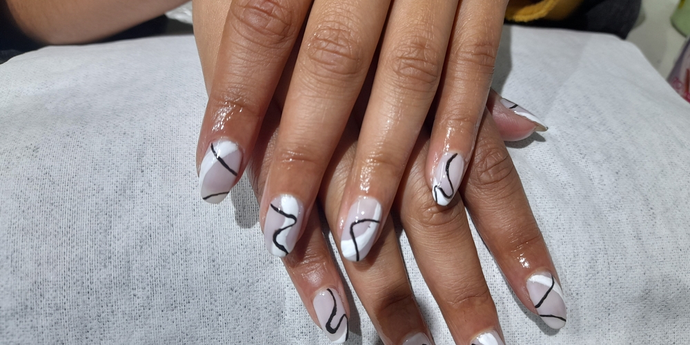 img of Uñas acrílicas: Técnica Francesa en Reversa