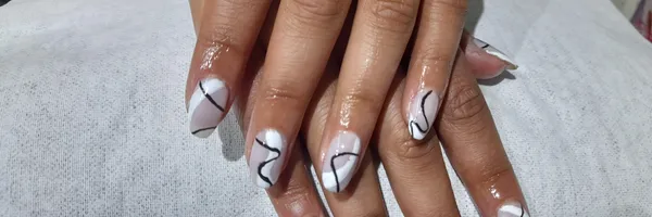 img of Uñas acrílicas: Técnica Francesa en Reversa