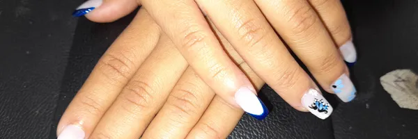 img of Uñas acrílicas: Técnica Francesa en Reversa