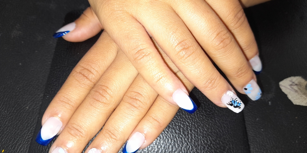 img of Uñas acrílicas: Técnica Francesa en Reversa