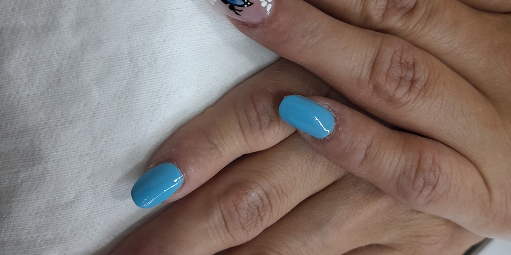 img of Uñas acrílicas: Técnica Francesa en Reversa