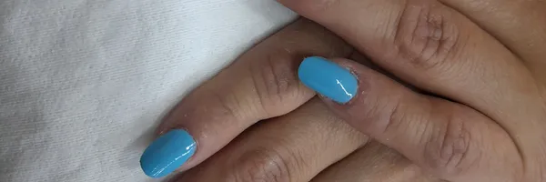 img of Uñas acrílicas: Técnica Francesa en Reversa