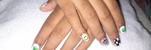 img of Uñas acrílicas: Técnica Francesa en Reversa