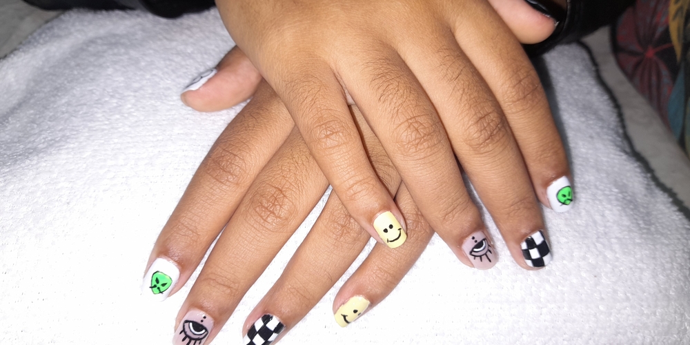 img of Uñas acrílicas: Técnica Francesa en Reversa